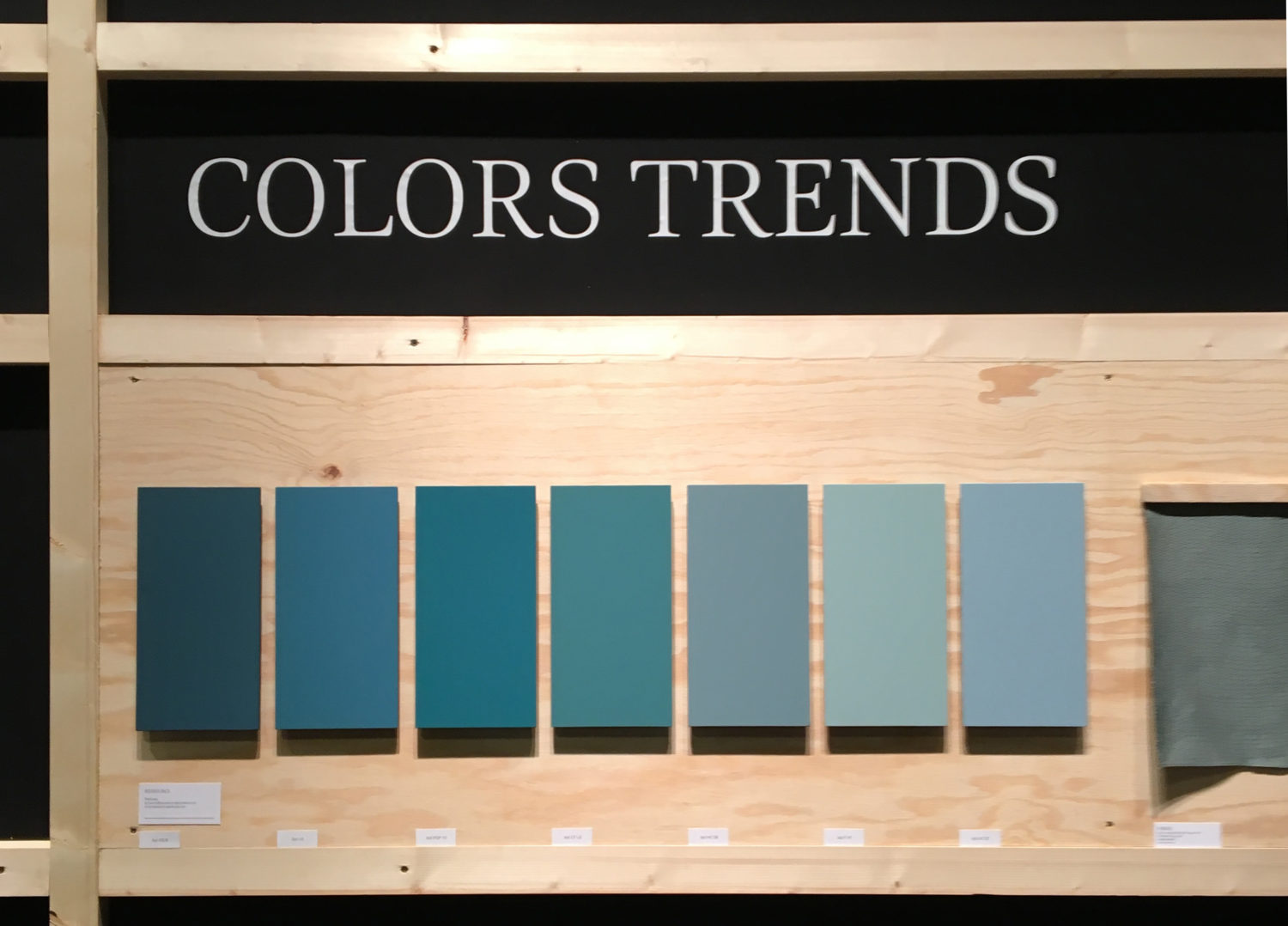 des plaques de bois sont peintes en dégradé de bleus et collé sur un contreplaqué sous le titre Colors Trends