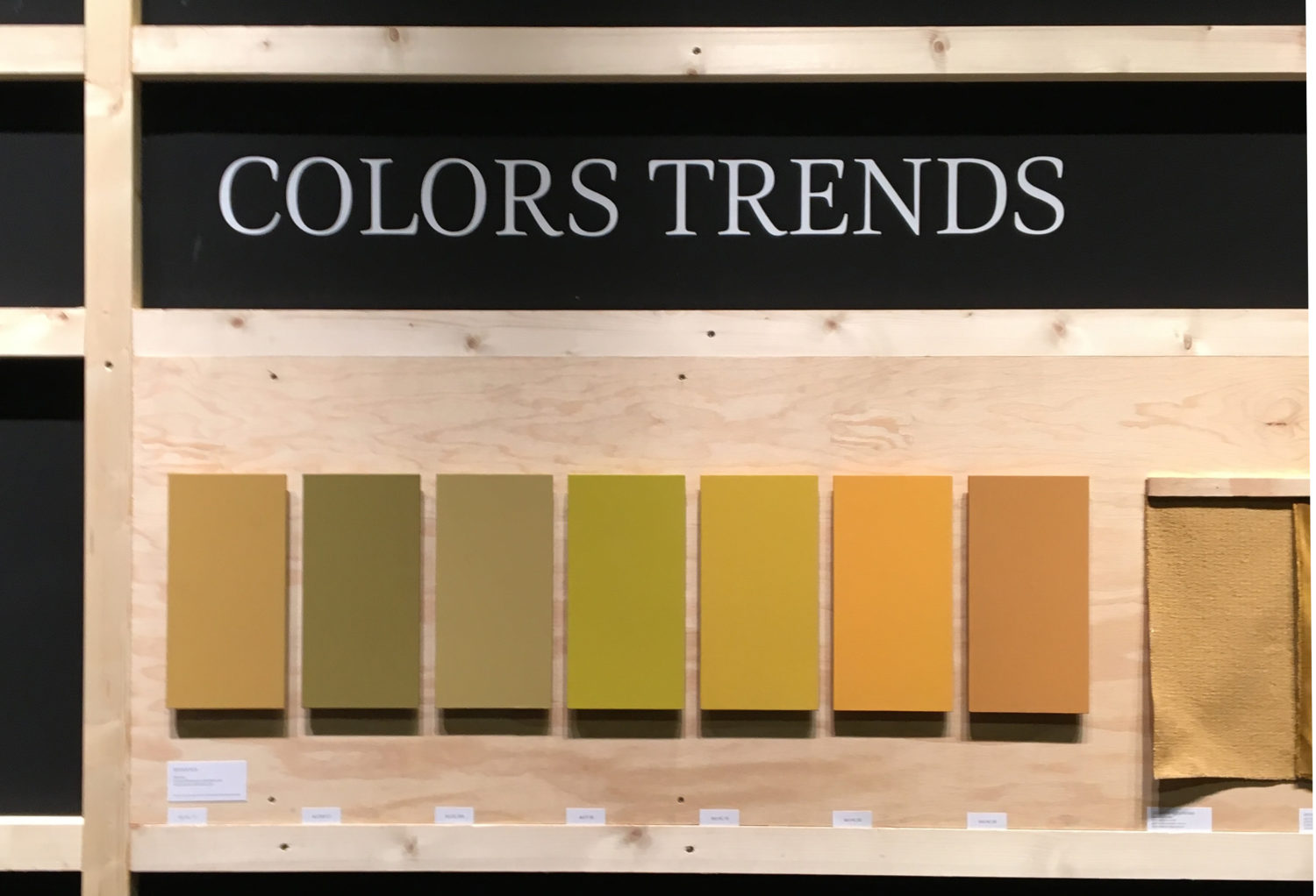 des plaques de bois sont peintes en dégradés de teintes ocre-jaune et collé sur un contreplaqué sous le titre Colors Trends