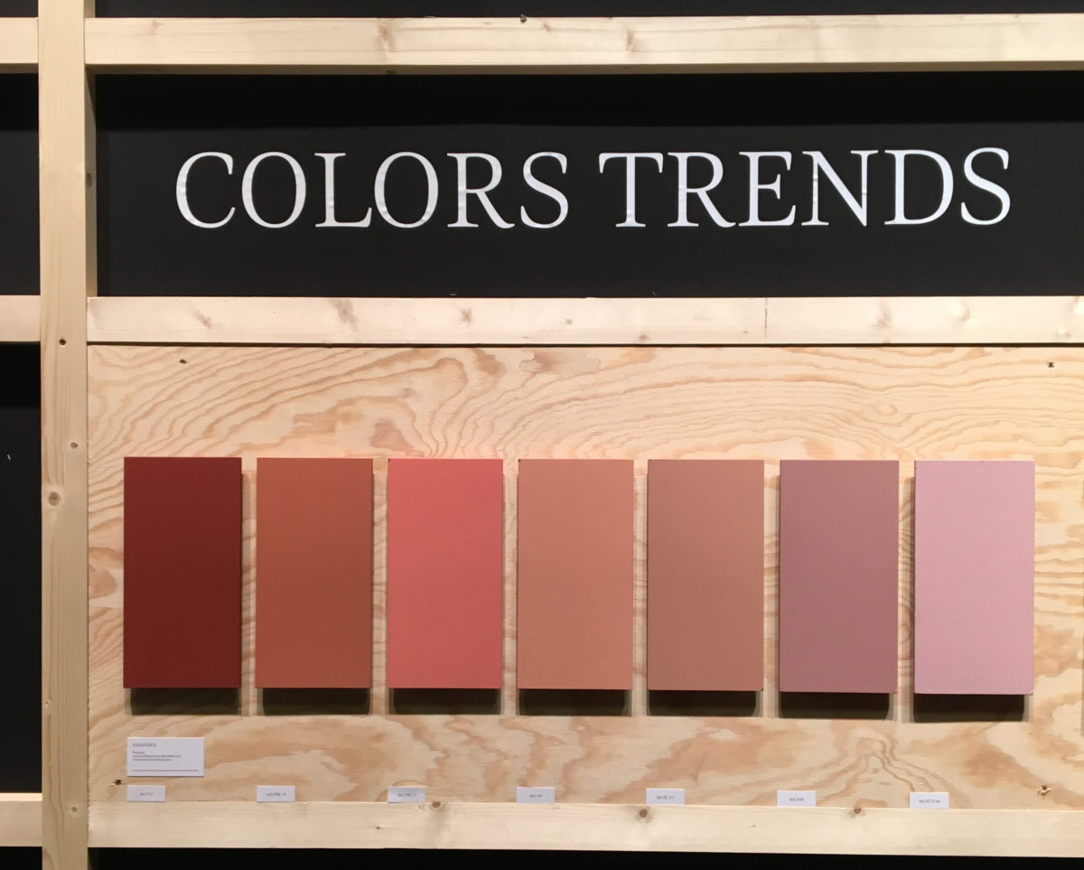 des plaques de bois sont peintes en dégradé de rouge et collé sur un contreplaqué sous le titre Colors Trends