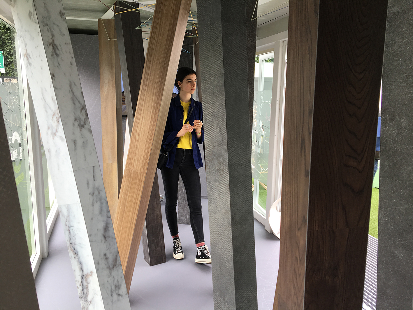 Dans un container transformé en espace d'exposition, une forêt stylisée dont les "troncs d'arbre" sont tapissés de Gerflor