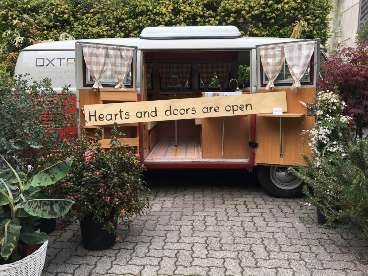 Un bar imporvisé dans une ancienne caravane. Un écriteau indique "Doors and Heart are open"