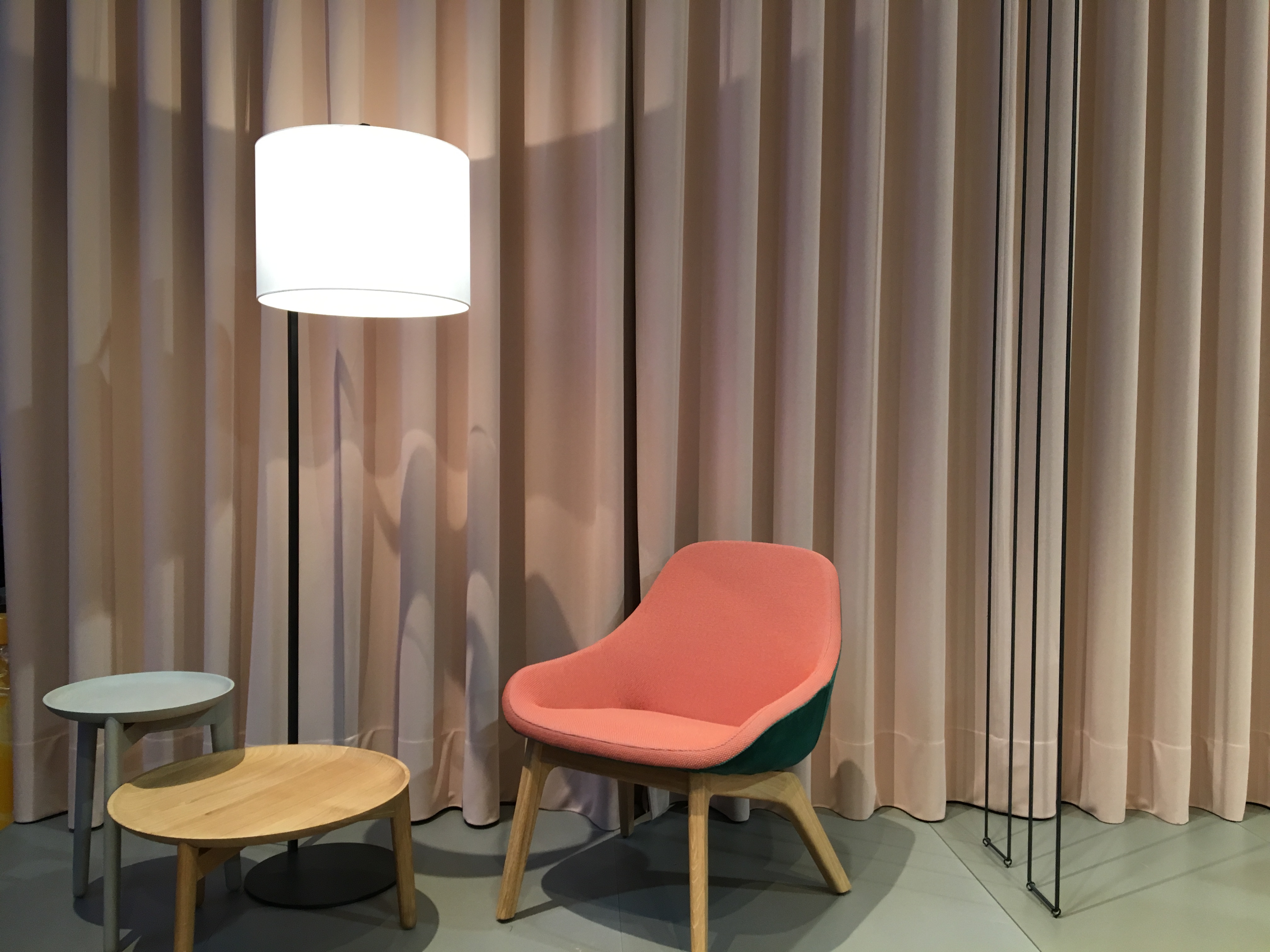 Dans un esprit très Twin Peaks, c'est un lourd rideau de velours qui se pare d'une couleur Vieux Rose remise au goût du jour par un fauteuil mandarine. Repéré au Salon du Meuble de Milan sur le stand Moroso.