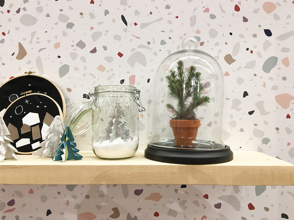 Et si Noël était l'occasion de passer au Terrazzo, ce motif vintage remis au goût du jour ? Ici en papier peint, comme un écrin aux petites compositions sous cloche de verre. 