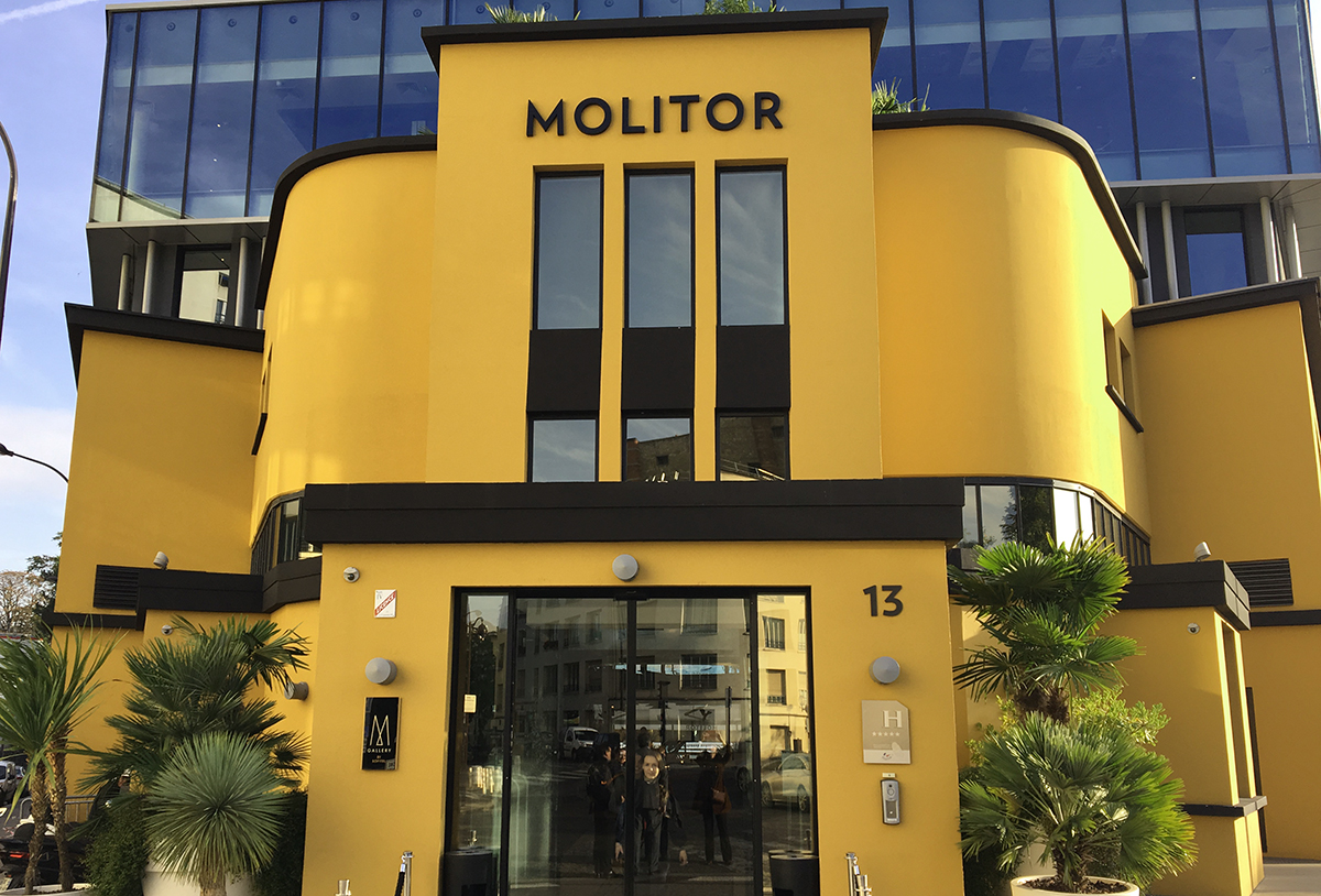 la façade de la piscine Molitor à Paris, rénovée avec une belle couleur Ocre jaune