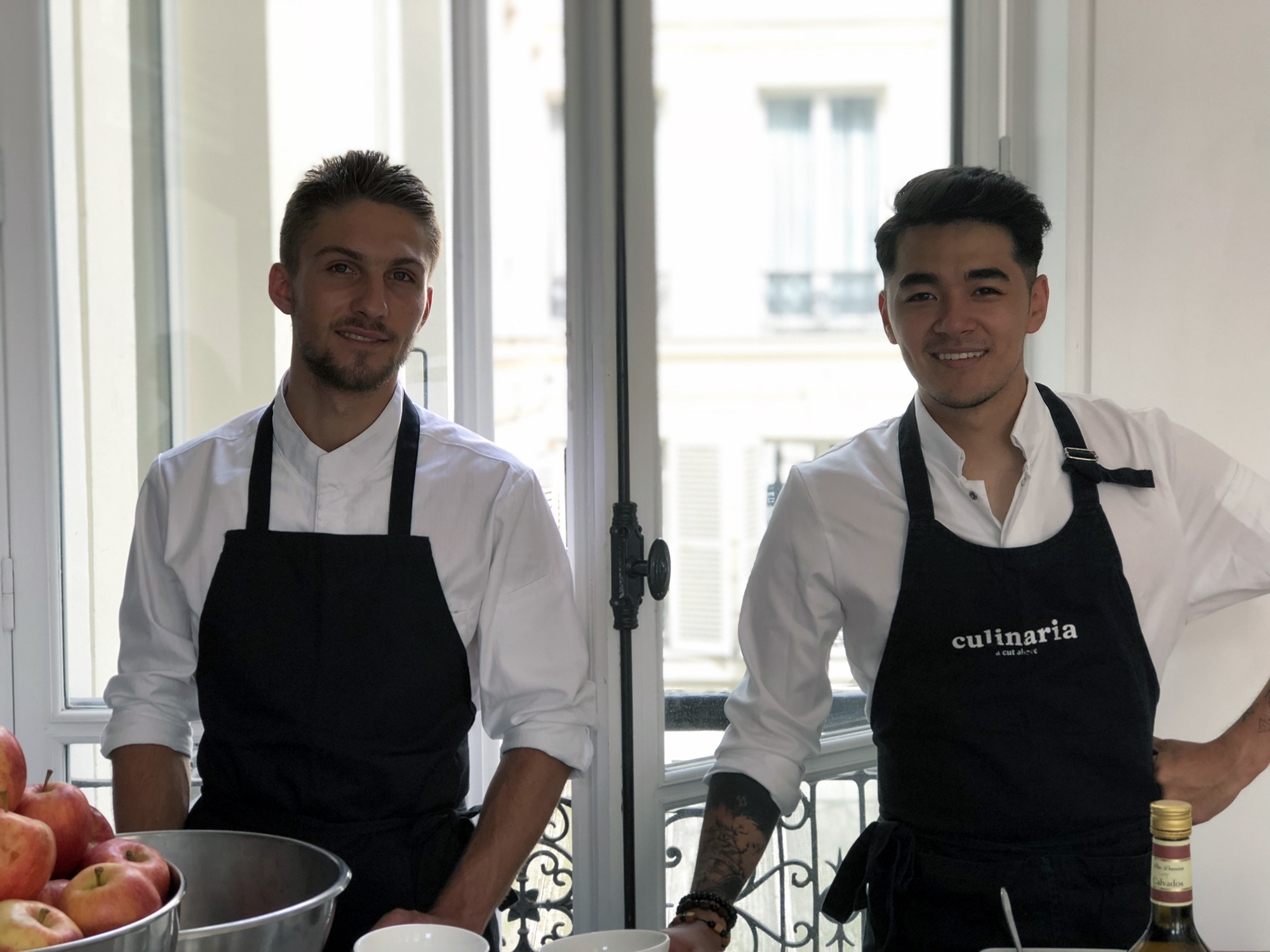 le jeune chef Geoffrey - top chef 2018 - pose avec le sourire et son tablier de cuisine