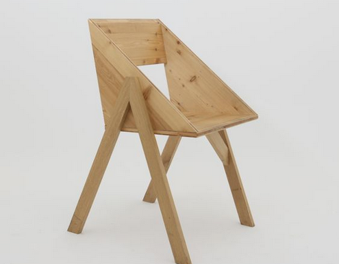 Une chaise de jardin toute simple, en planches de bois brutes, imaginée par le collectif nantais Fichtre