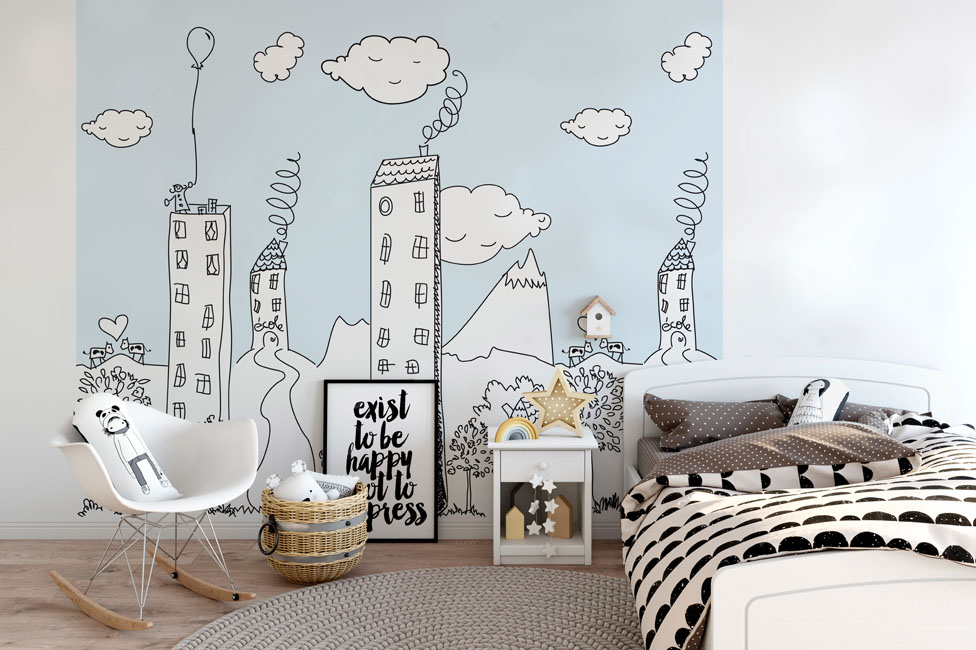 Une chambre d'enfant dans les tons bleu ciel, noir et blanc est joliment décorée d'un papneeau mural représentant une ville dans un style enfantin