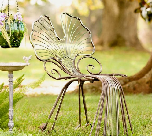 Une étonnante chaise de jardin en métal cuivré qui reprend la forme de la feuille de Ginkgo