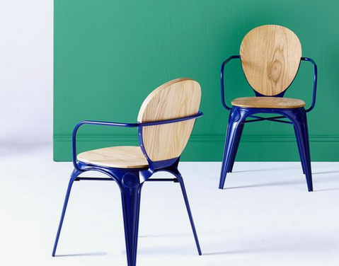 De jolies chaises de jardin en métal laqué bleu roi, avec assise et dossier en bois clair, crétion Tikamoon