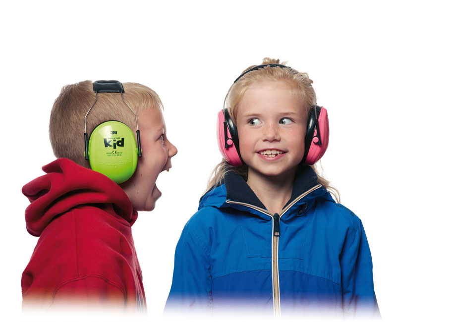 deux garçons portent des casques anti-bruit. L'un crie et l'autre sourit