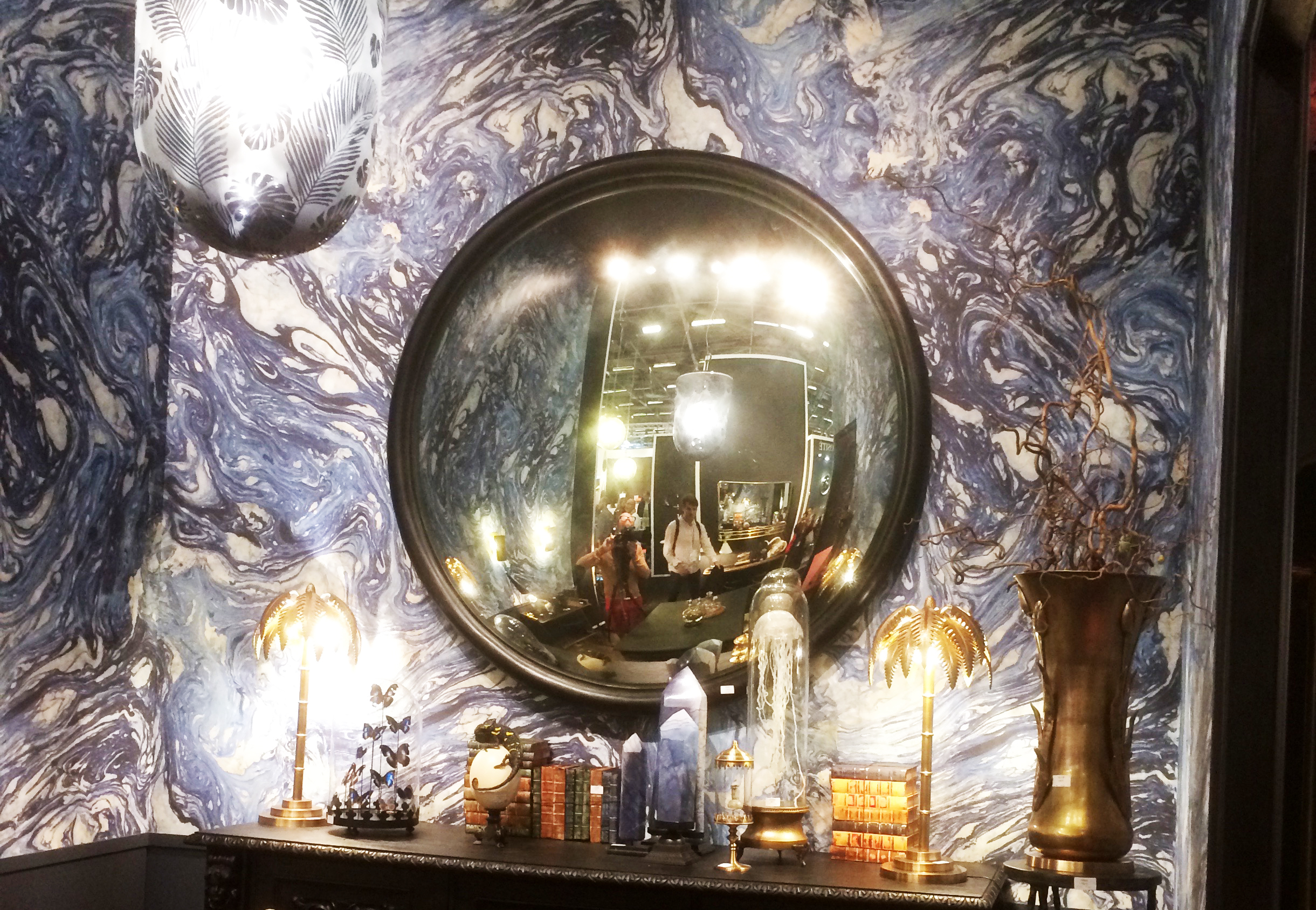 Grand motif d'encre, miroirs de sorcières et accumulation d'objets étranges - le cabinet de curiosités version 2019