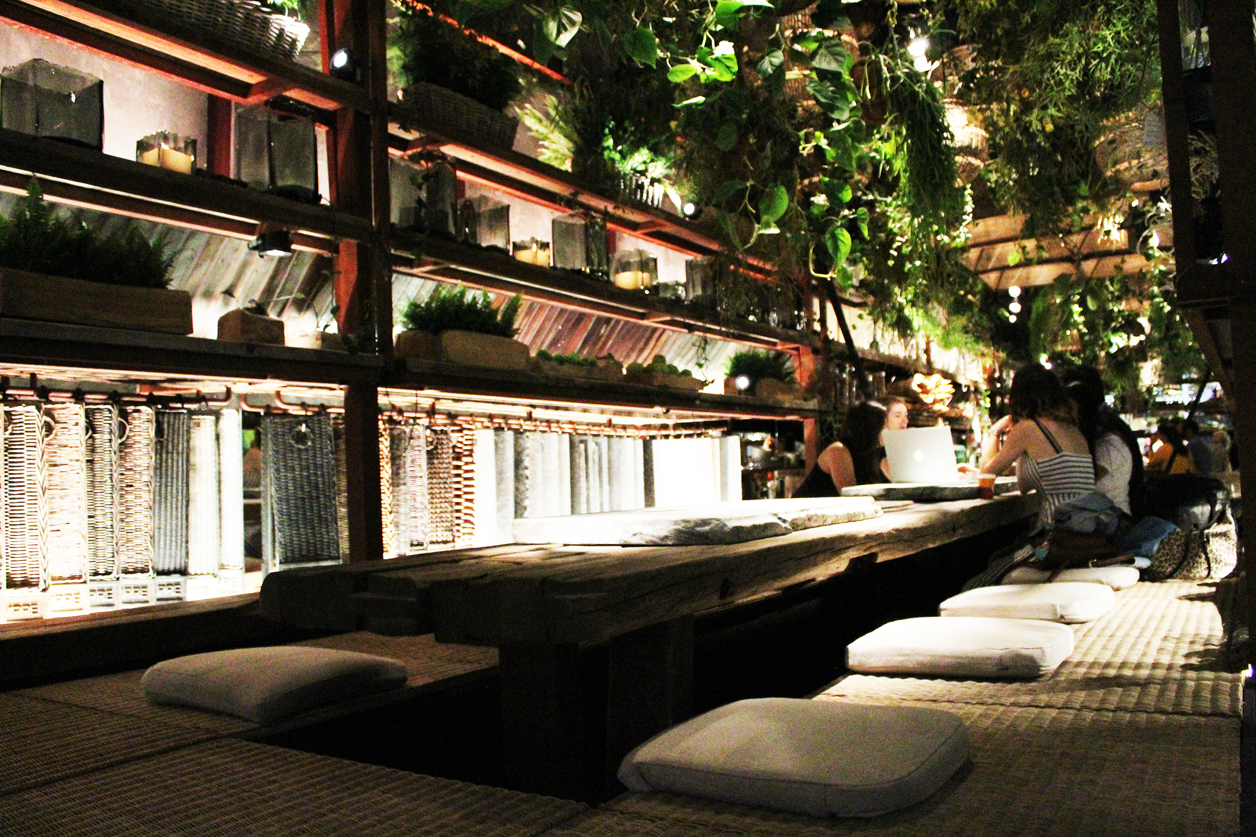 Une nature luxuriante et omniprésente en particulier au plafond avec une profusion de plantes suspendues. Les bancs sont constitués de tatamis japonais équipés de coussins carrés en toile de jute.