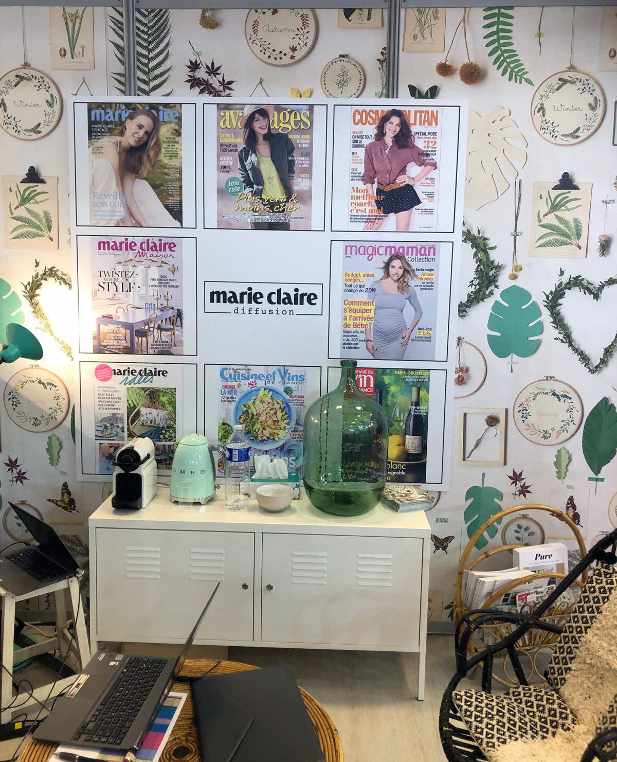 jolie mise en scène sur le satnd Marie-Claire idées, EXPOPRESSE 2019 - ambiance chaleureuse avec un petit buffet métallique laqué blanc, un papier jungle et un sol BerryAlloc.