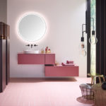 Une salle de bains rose