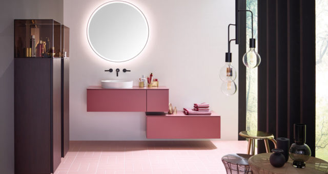 Une salle de bains rose