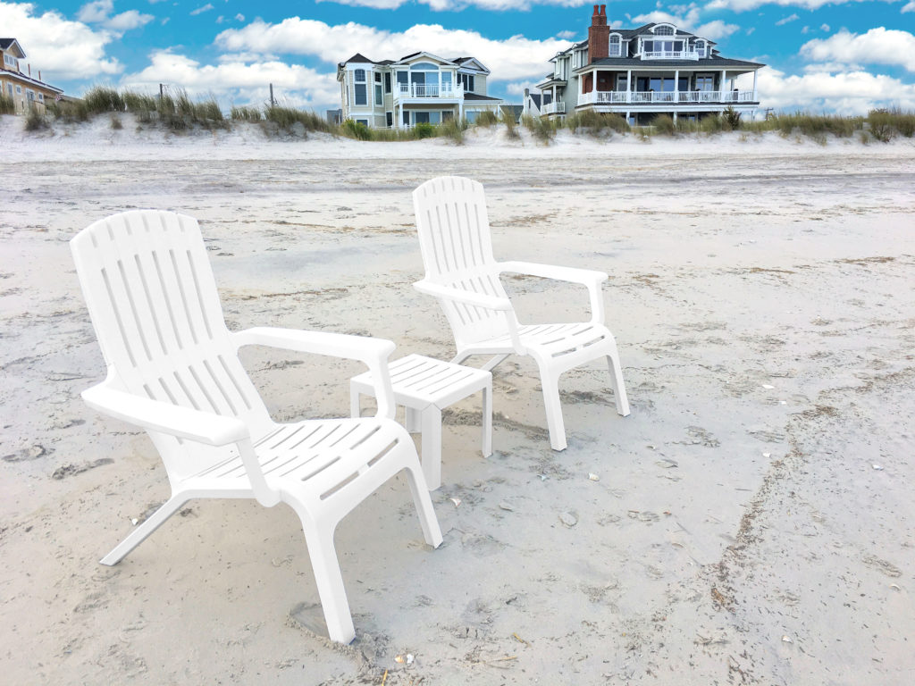 Deux fauteuils Adirondacks blancs sur une plage normande