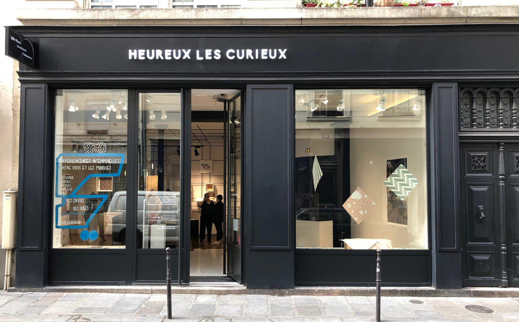 la devanture de l'espace Heureux les curieus. Une boutique noire dans le Marais parisien transformé en gallerie