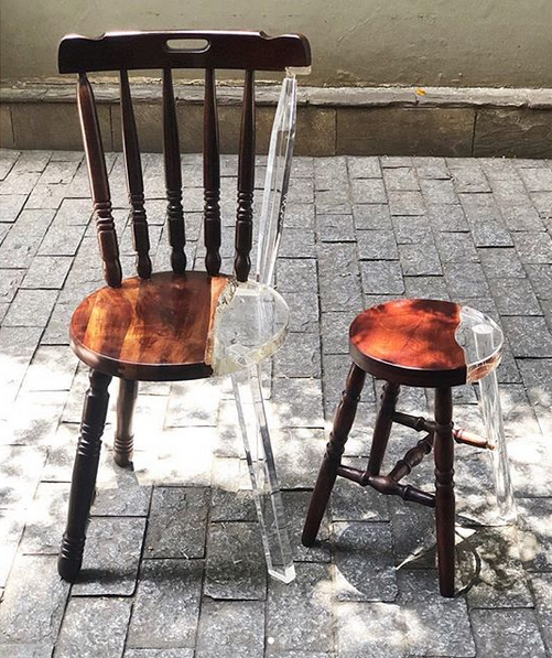 Une chaise rustique et un petit tabouret en boisdont les parties manquantes, brisées ont été remplacées par des pi-èces en acrylique