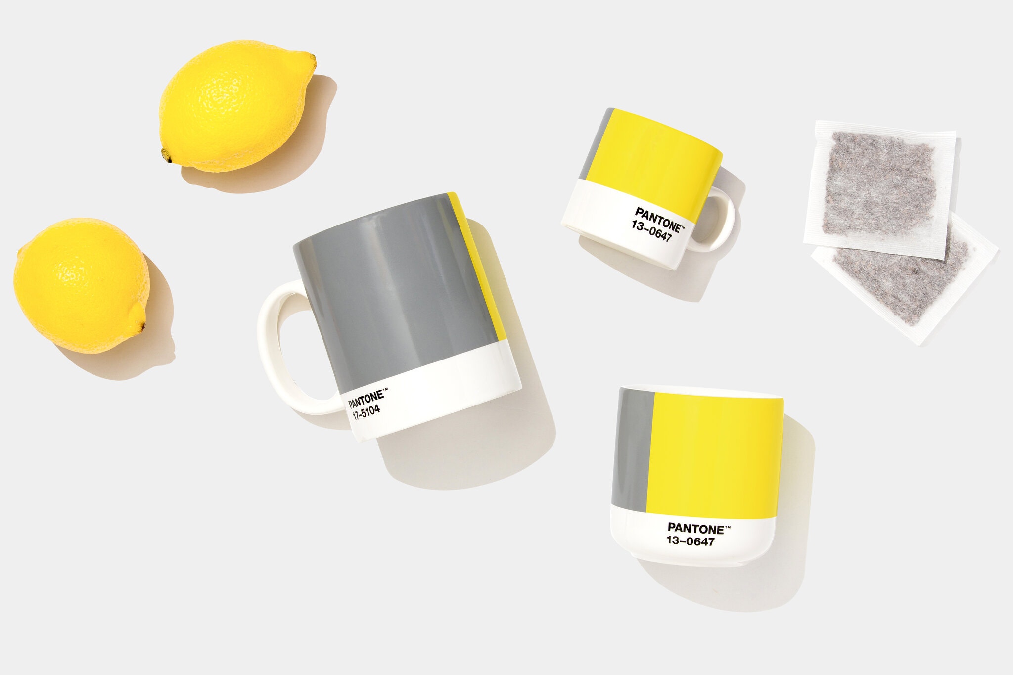 Couleur de l'année 2021 par Pantone, des citrons et de smugs gris et jaunes