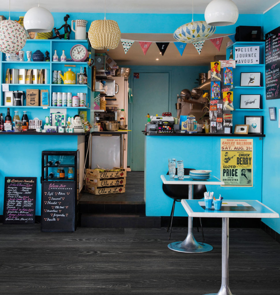 une épicerie gourmande avec de smurs bleus et un sol stratifié noir BerryAlloc