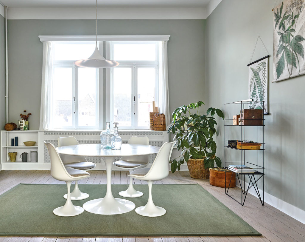 Décorations faciles : Un salon vintage avec chaises knoll réchauffé par un tapis sur mesure Udirev coloris vert olive
