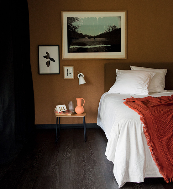 Une chambre toute douce avec des coloris chocolat, brun et terracotta