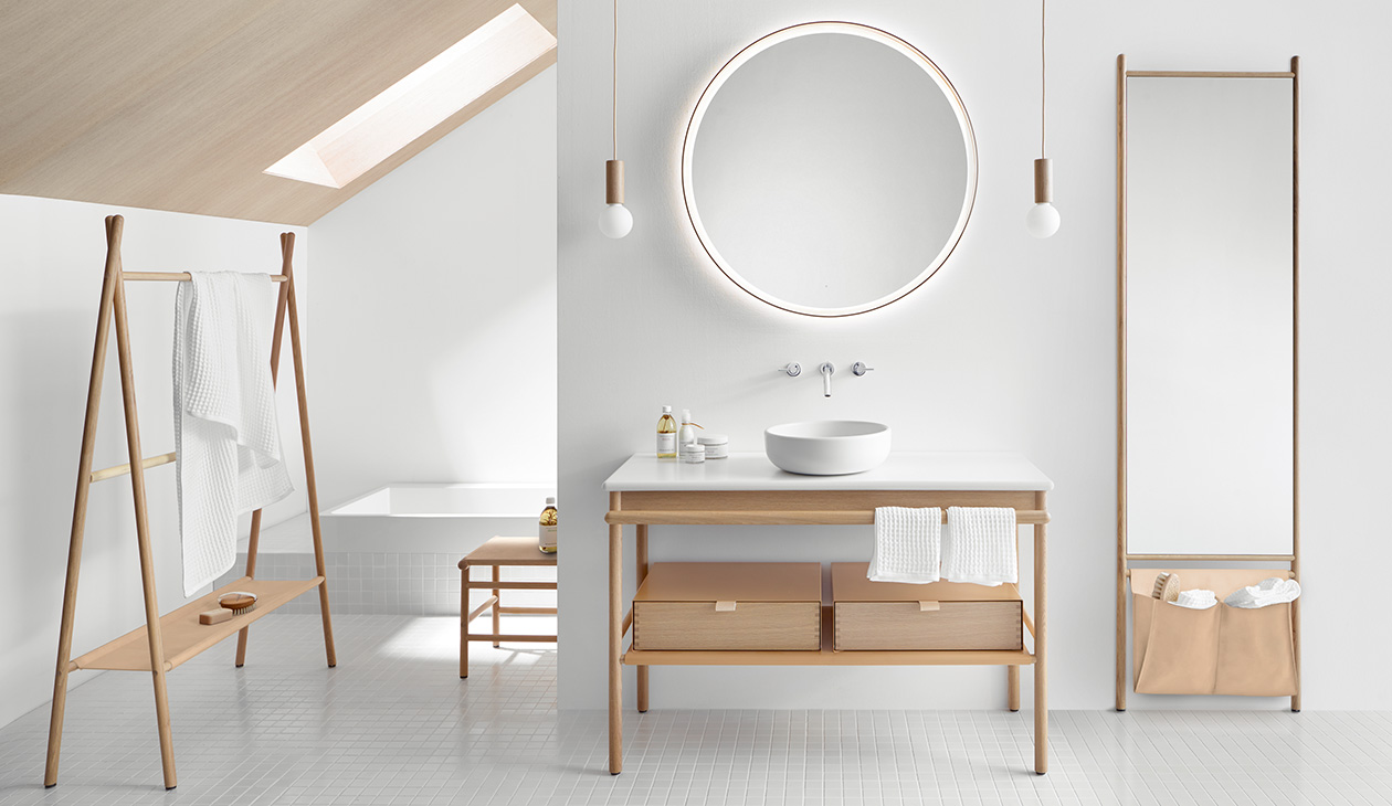 une jolie salle de bain sous le stoits abvec la collection Mya de Burgbad.