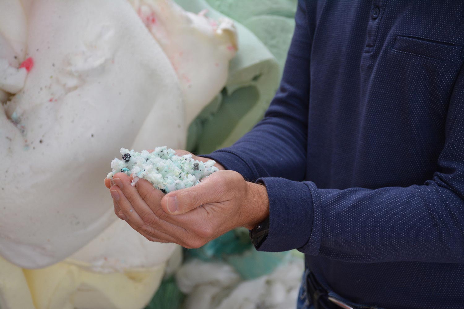 la mousse des matelas usagers passe au recyclage pour être transformée en isolant acoustique
