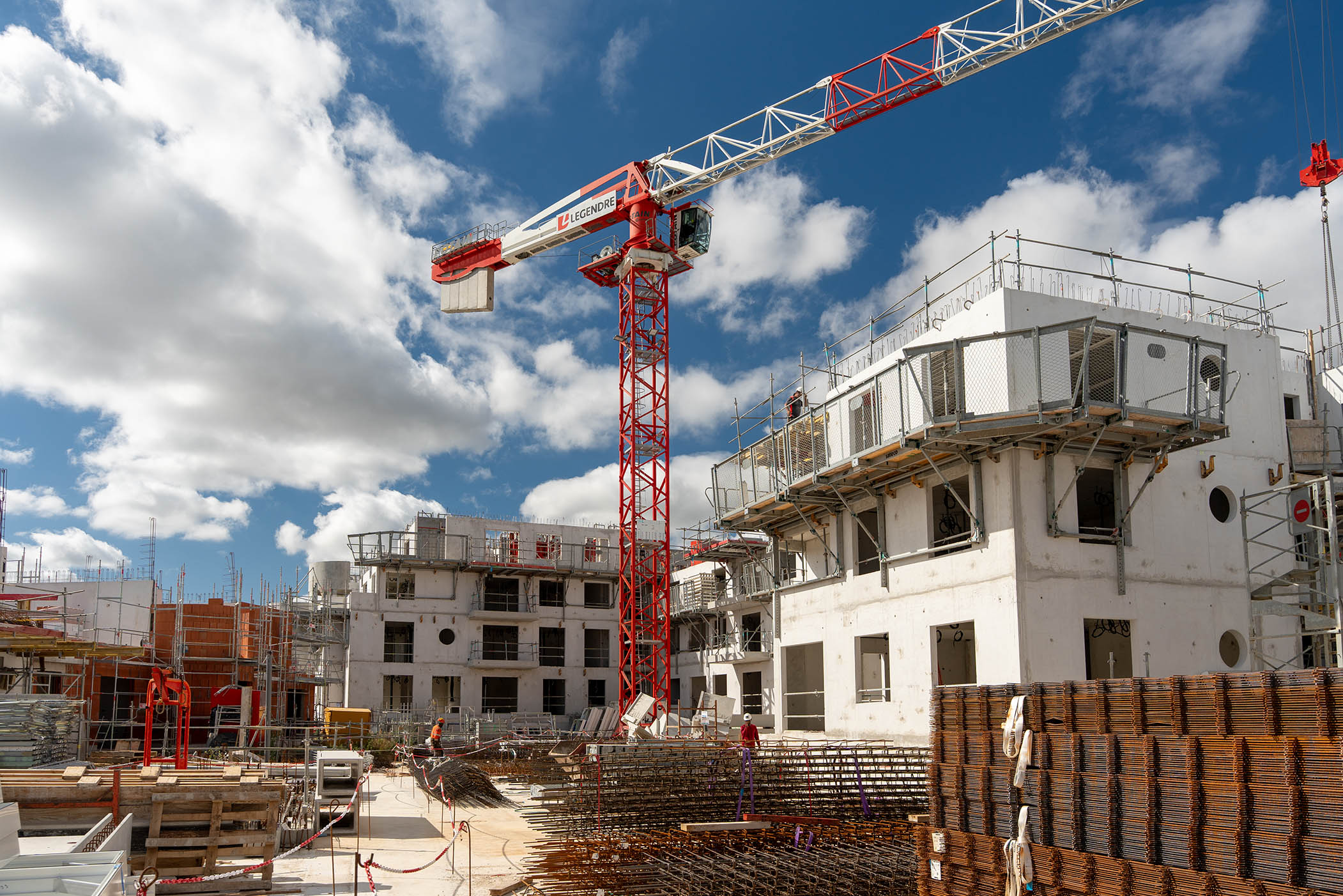 Chantier de logements à Chessy avec la technologie ciment bas carbone Ecocem pour Legendre Immobilier